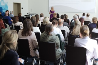llein unter Jurist:innen? Von wegen! Ulrike Schmidt-Fleischer zeigt, wie lebendig Arbeitsrecht sein kann.
